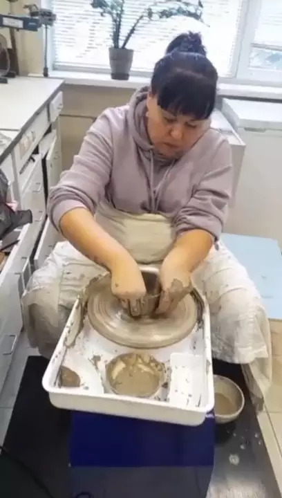 Татьяна Анатольевна за работой на гончарном кругу