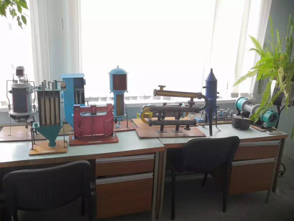 Макеты различных сушилок, теплообменников и фильтров.