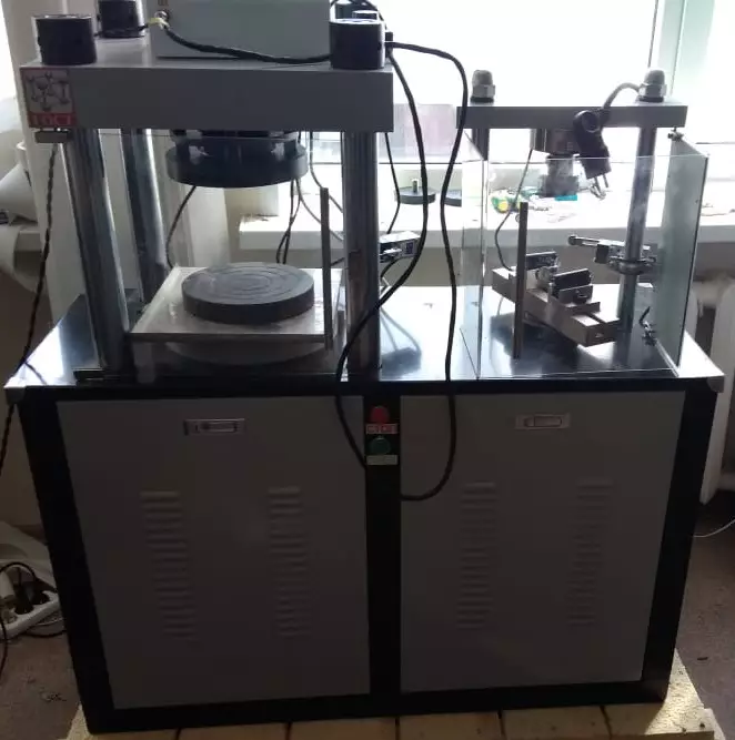 60-тонный пресс для для определения предела прочности при сжатии и изгибе различных строительных материалов (138 ГУК)