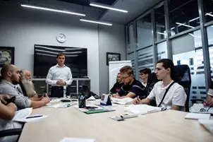 Приветственное слово директора А.С. Бучатского к студентам в офисе компании