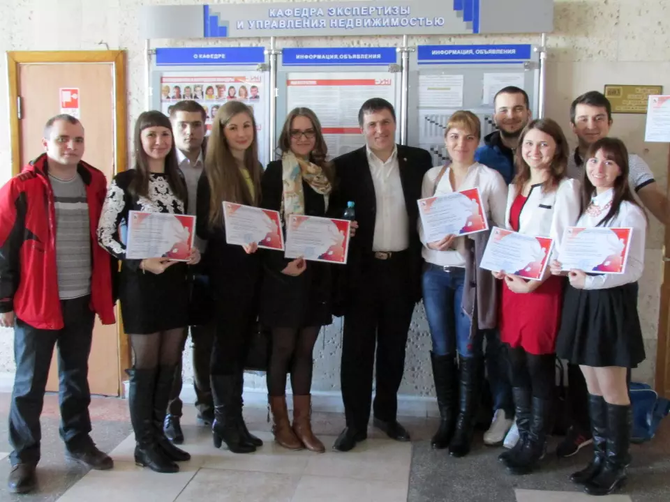 С выпускниками авторских курсов кафедры ЭУН