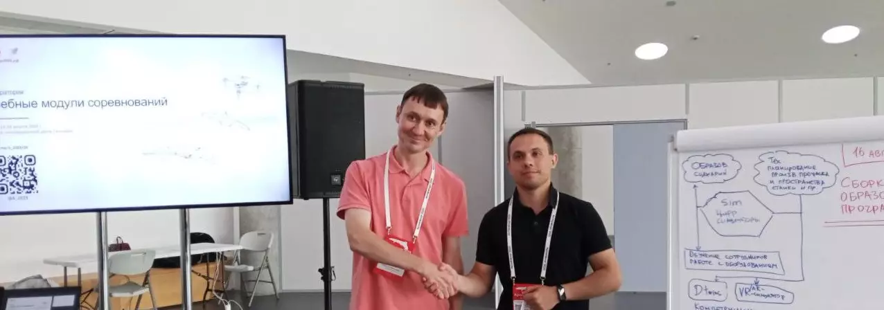 На фото справа Александр Поляков