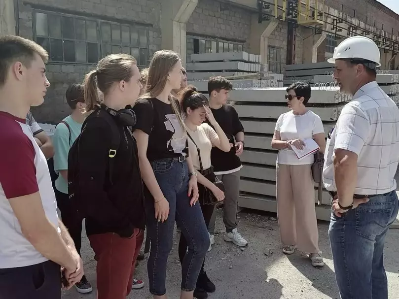 Студенты на учебно-ознакомительной практике