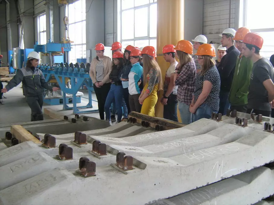 Студенты на учебно-ознакомительной практике