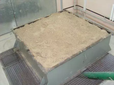 Бункер с кварцевым сырьем

