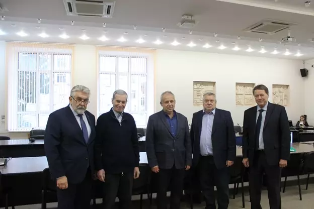 Слева направо: член-корреспондент РААСН Меркулов С.И., визе-президент, академик РААСН Травуш В.И., советник РААСН Логачев К.И., советник РААСН Мищенко В.Я., председатель ЦТО РААСН, академик Колчунов В.И.
