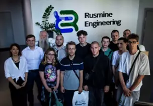 Студенты первого курса с директором ООО «Русмайн Инжиниринг». Общее памятное фото