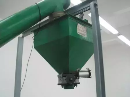 Шнек (винтовой конвейер) и весовой бункер-дозатор с пневмозаслонкой

