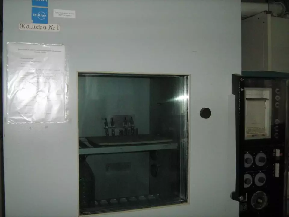 Камера холода тепла и влаги, способная моделировать различные климатические условия и температуры от -50 до +50 градусов цельсия (138 ГУК)