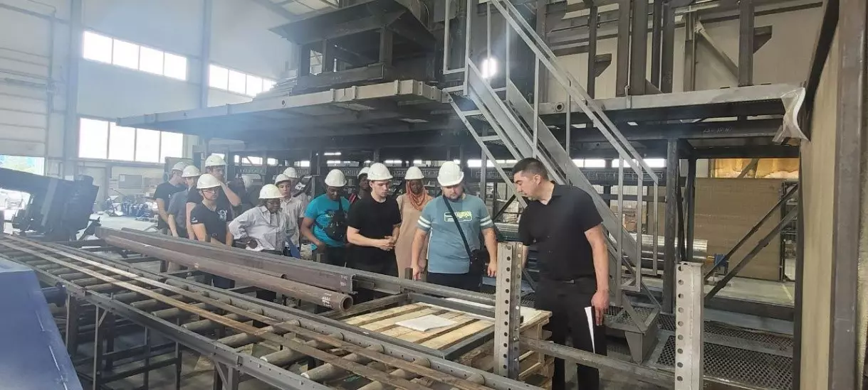 Экскурсию по цеху компании проводит начальник производства Попов Евгений Алексеевич