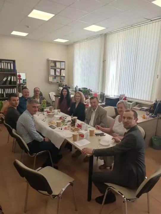 В стенах родной кафедры промышленной экологии состоялась душевная встреча выпускников. В этот день вместе собрались преподаватели и бывшие студенты, чтобы на время отложить повседневные дела и вспомнить студенческие годы.