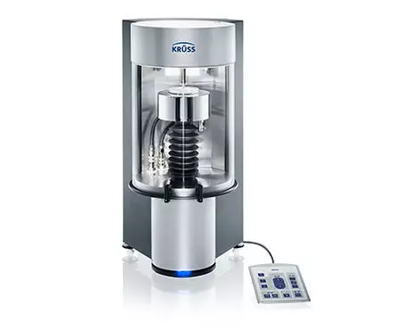 Тензиометр процессорный К100 – позволяет измерять измерять поверхностное/межфазное натяжение жидкостей, а также краевой угол смачивания твёрдых образцов, плёнок, порошков и волокон