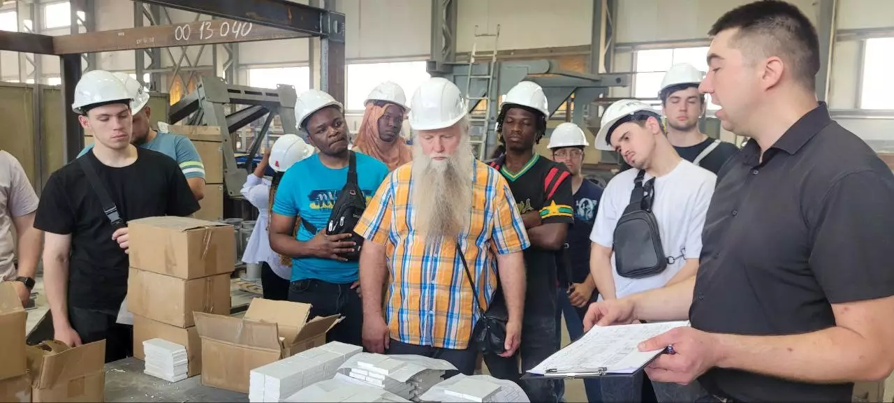 Экскурсию по цеху компании проводит начальник производства Попов Евгений Алексеевич