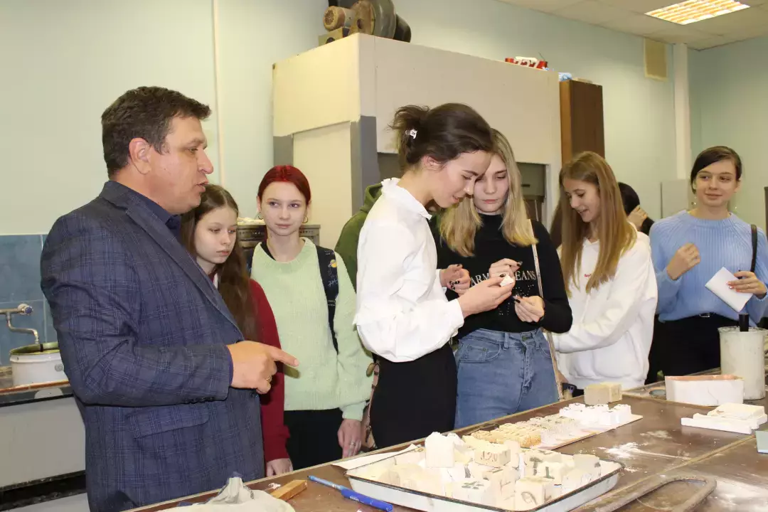 Экскурсия школьников по кафедрое ТСК