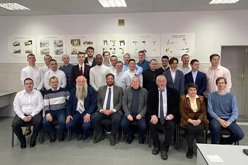 Члены комиссии с выпускниками