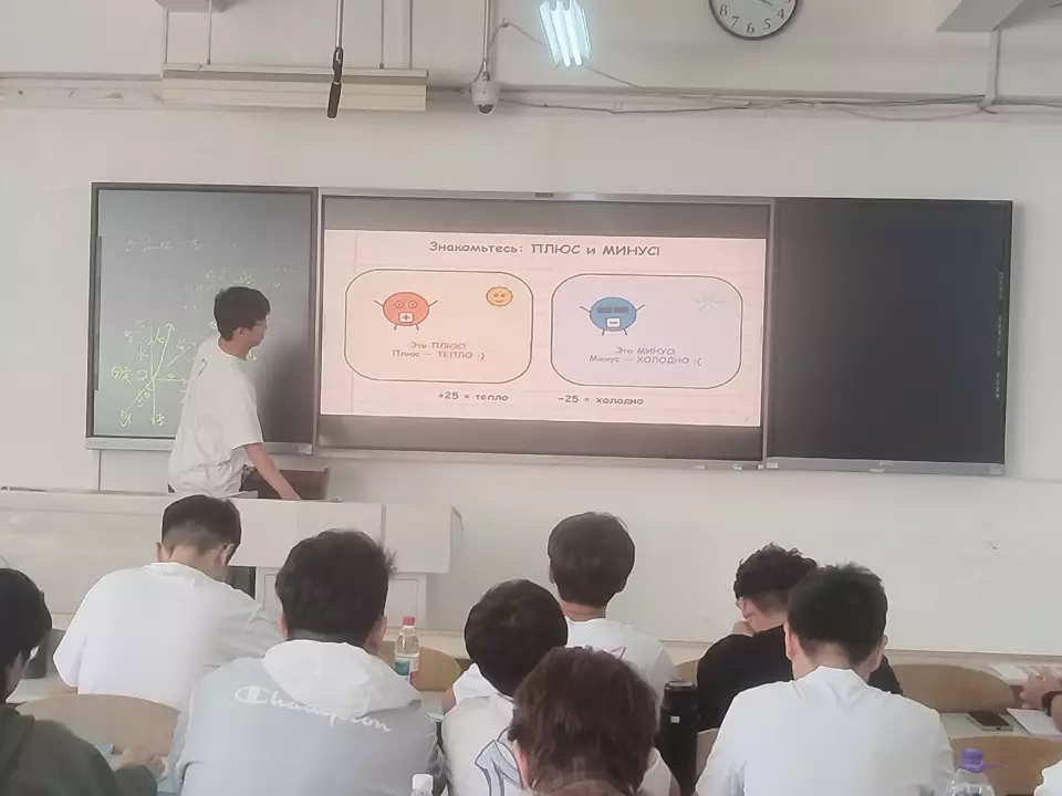 Преподаватели кафедры русского языка обучают китайских студентов научному стилю русской речи в Линьиском университете