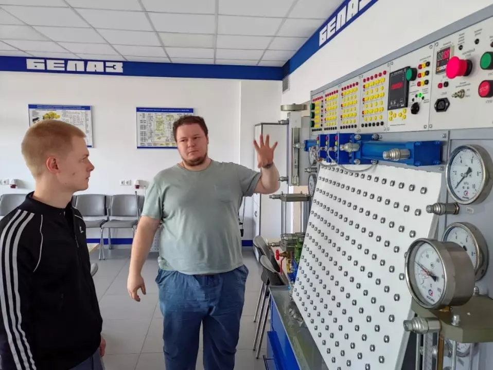 Пецык Александр Александрович и Агарков Кирилл в лаборатории «Гидравлики и гидропривода»