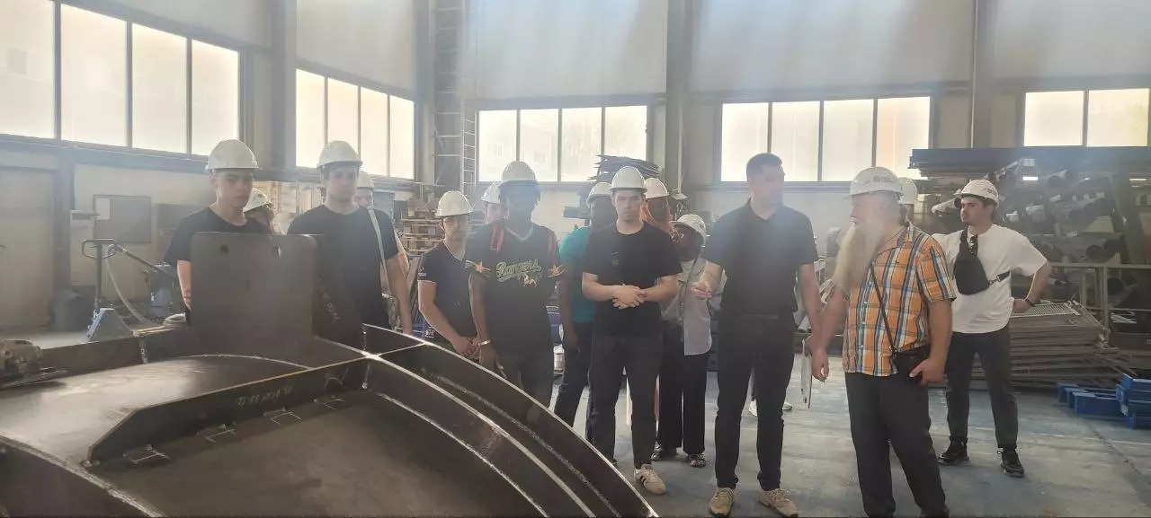 Экскурсию по цеху компании проводит начальник производства Попов Евгений Алексеевич