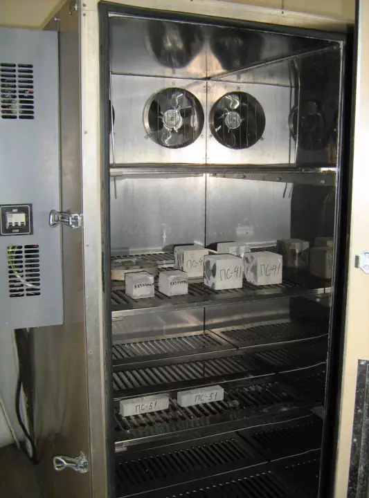 Камера для испытания больших образцов на морозостойкость при температуре 25 градусов цельсия ниже нуля (138 ГУК)