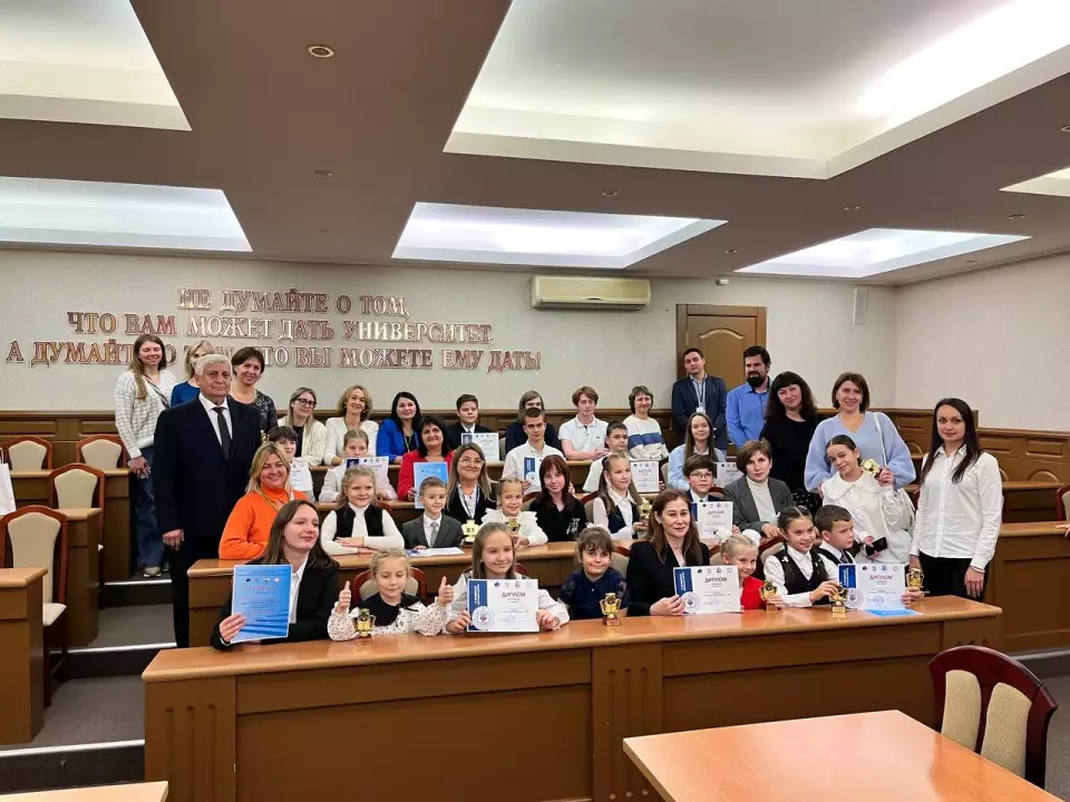 Наталья Владимировна в верхнем ряду четвертая слева